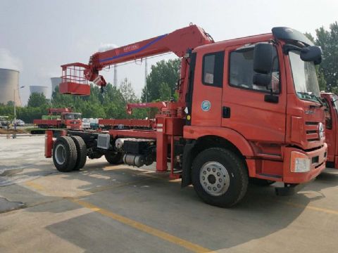 點擊查看詳細信息<br>標題：6.3噸大運隨車吊 閱讀次數：1517